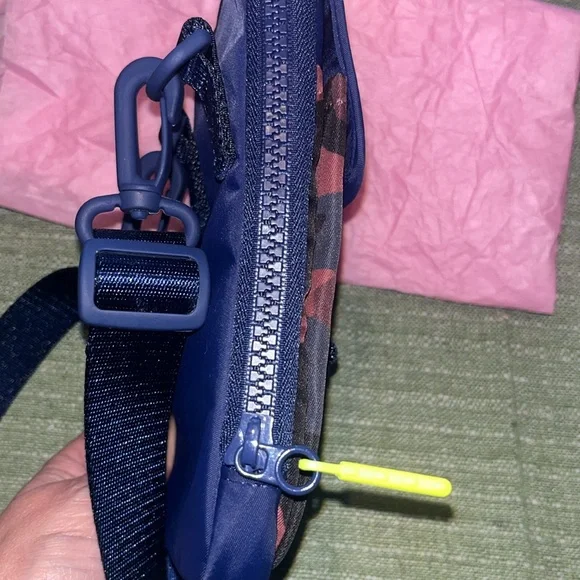 Lululemon Athletica Unisex  Camouflage Zip Top Crossbody Bag - Blue & Brown EUC - Picture 11 of 16